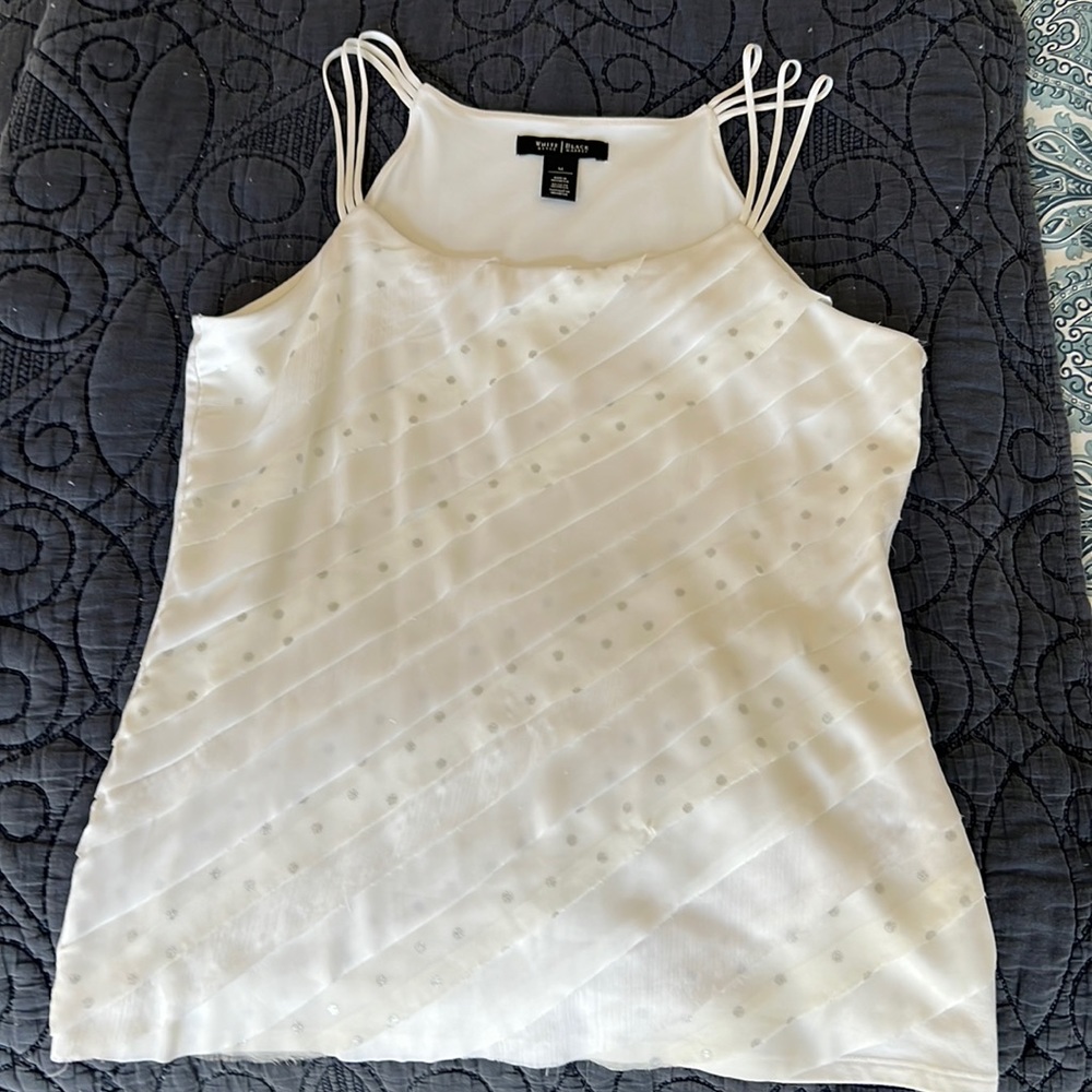 Sweet top that can be layered or worn by itself.
